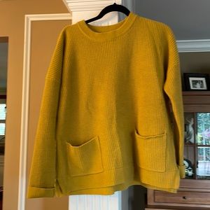 Gold sweater size M. Cotton blend 2 pockets on the front